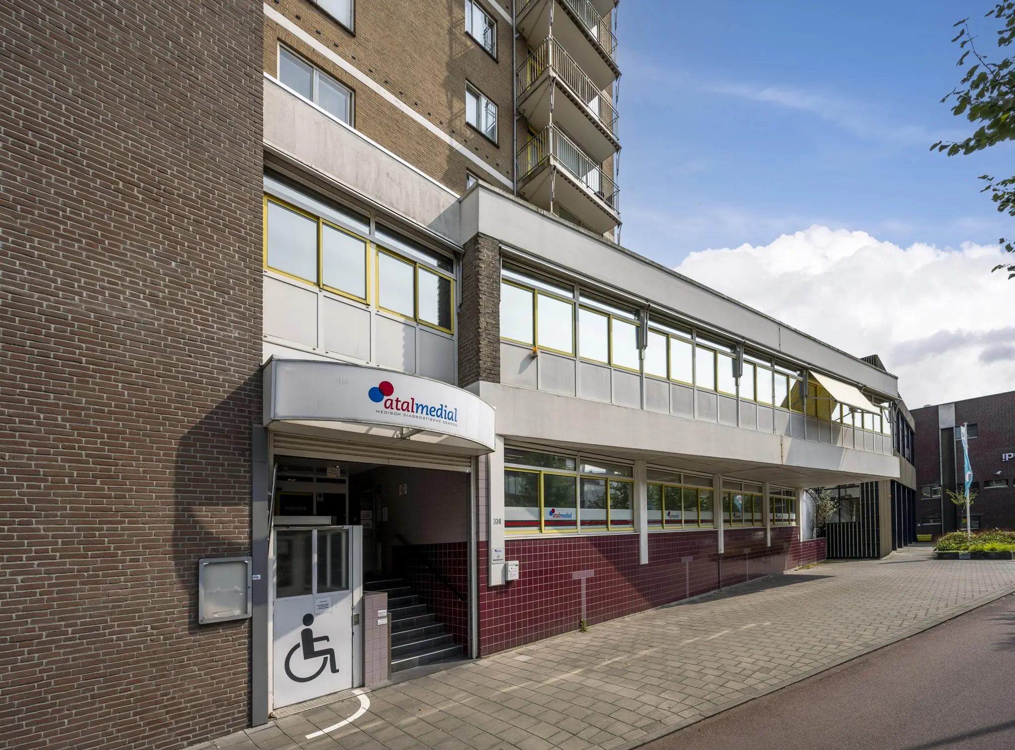 De ingang van het Atalmedial medisch diagnostisch centrum aan de Jan Tooropstraat met rolstoeltoegankelijkheid.